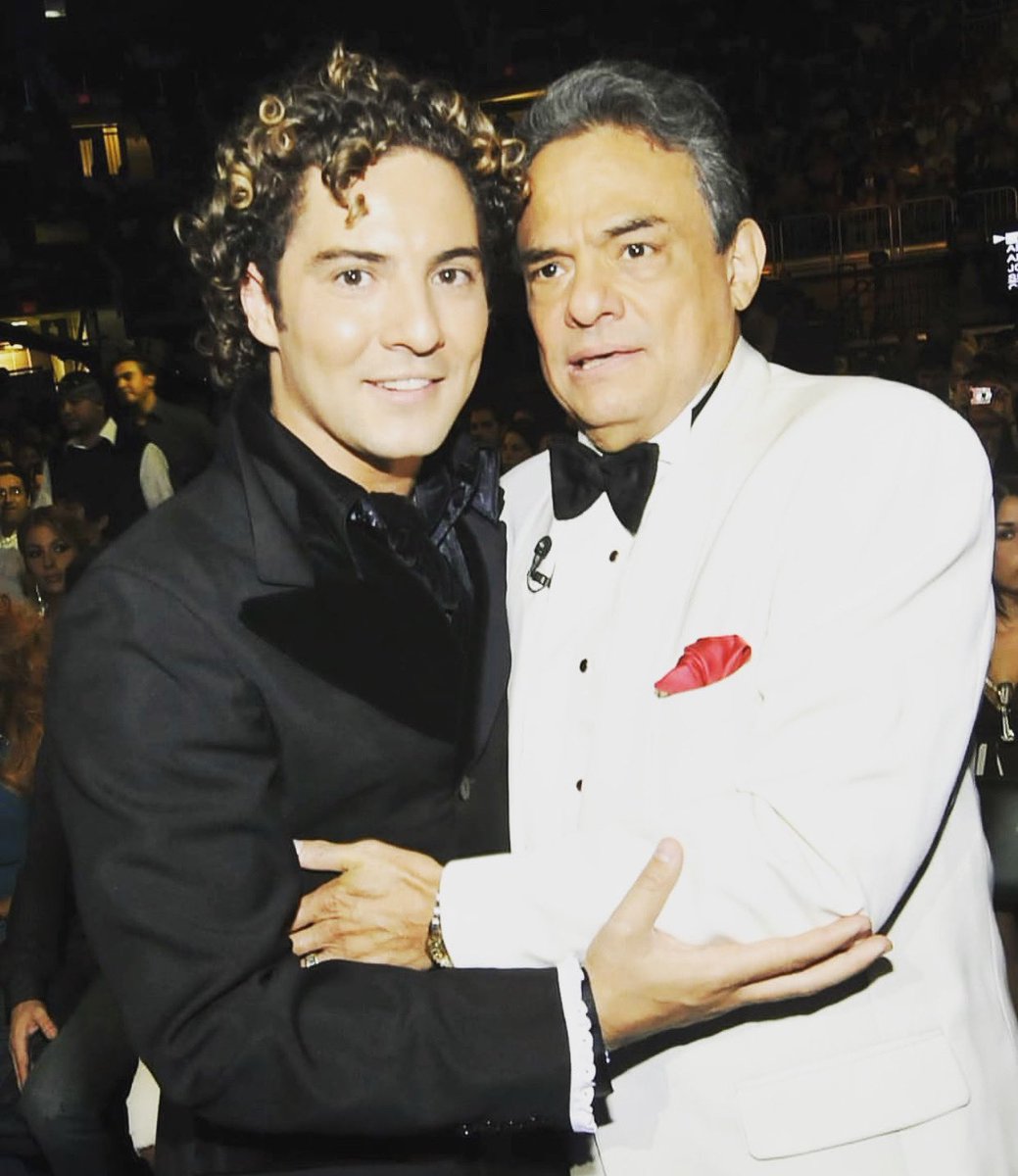 davidbisbal's tweet photo. Aquel día que pude cantar #Eltriste a tan solo unos metros de ti y de tu familia, supe que ya te llevaría conmigo cerca para siempre en el corazón! No te vas, te quedas para la eternidad. @JoseJoseOficial mi más sentido pésame para los familiares y amigos! La música llora! https://t.co/crXEIRINYx