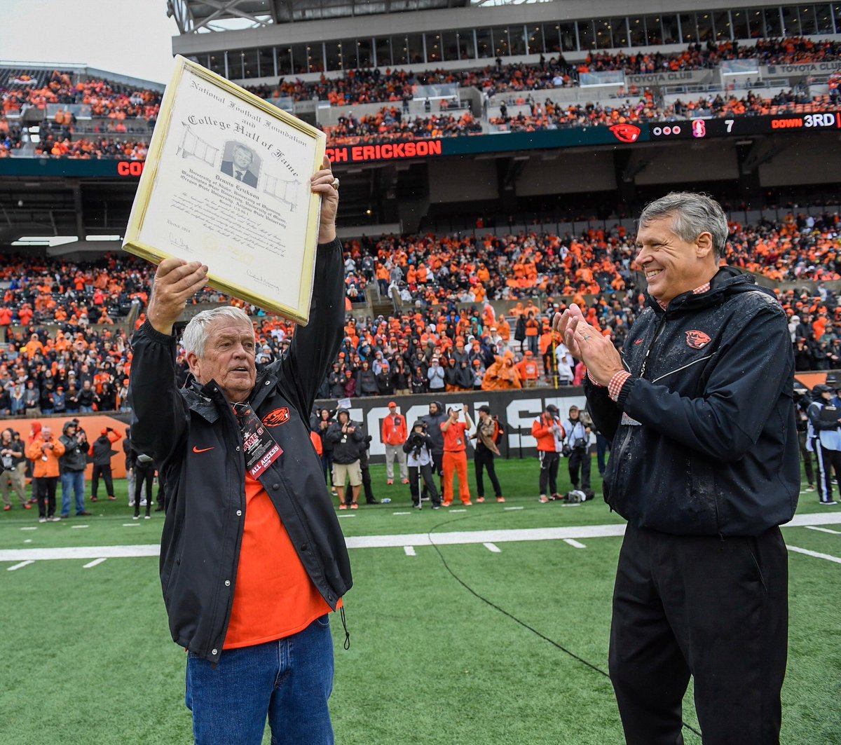 BeaverFootball's tweet photo. Thank you for everything, Coach! #GoBeavs https://t.co/jttrBGzsWA