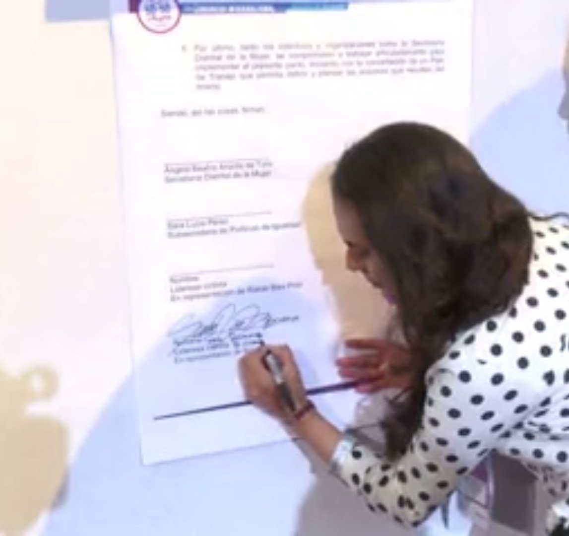 bicionar's tweet image. @bicionar Firma del pacto por la participación plena y efectiva de las mujeres en el espacio público #Congreso5050 @secredistmujer @SectorMovilidad @bicionar #MasMujeresEnBici