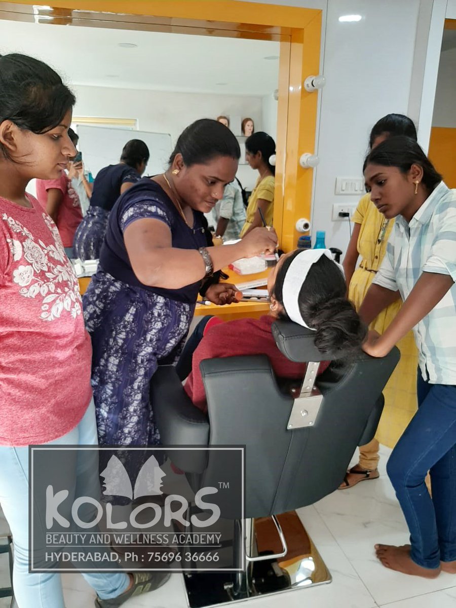 KolorsAcademy's tweet photo. Kolors Beauty &amp; Wellness Academy Student's Makeup Training Session

#makeupartist #makeupforever #makeuplover #todaymakeup #beautymakeup #makeupacademy #makeuptutorial #makeupcourse #learnmakeup #makeupclasses #basicmakeupcourse #selfmakeupcourse https://t.co/4G9Mzx4jSk