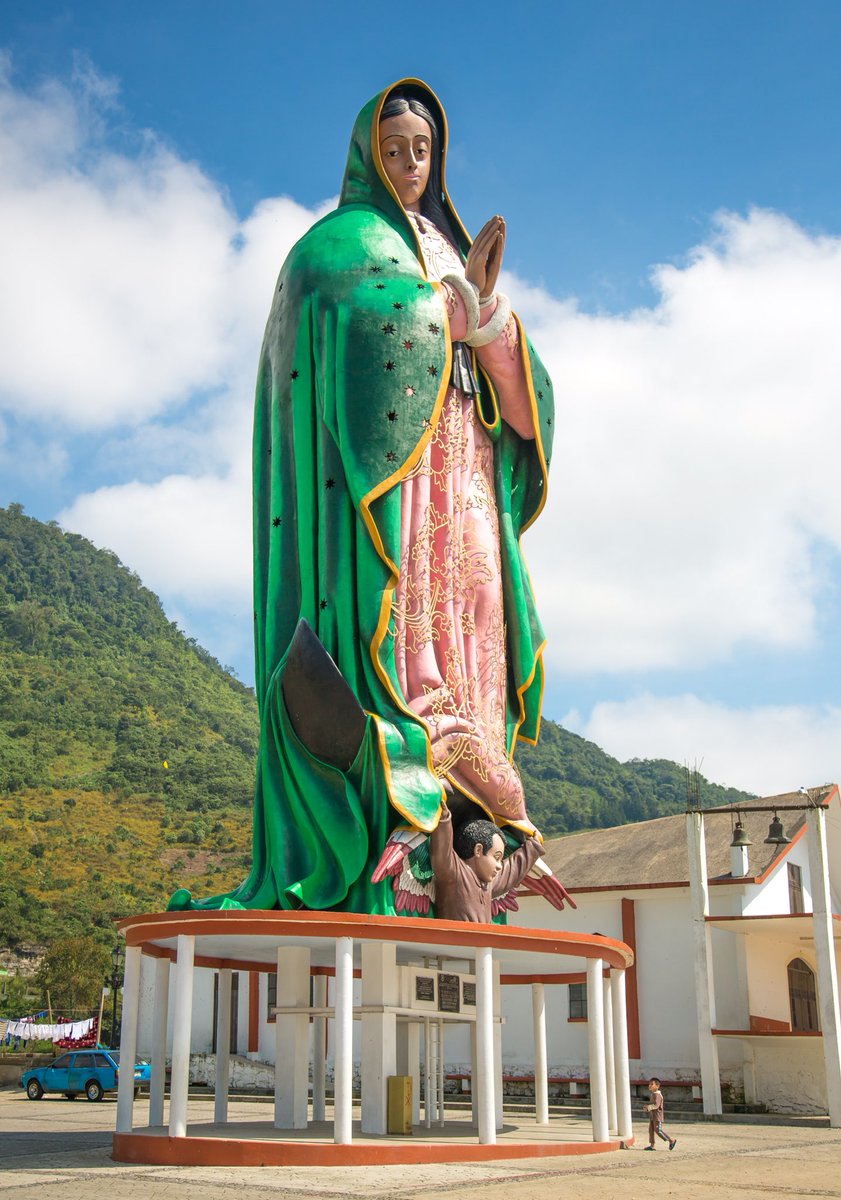 niño caminando hacia la virgen de xicotepec
