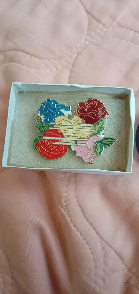 xxshrjnrvr0818's tweet photo. The long wait is over😍 yeyy! Dope thank you @rabbitvipph_ for the Flower road enamel and the griptoks yays! I love it so much😍💕 #FlowerRoadEnamelPin #Griptoks https://t.co/mjUxJlMkMp