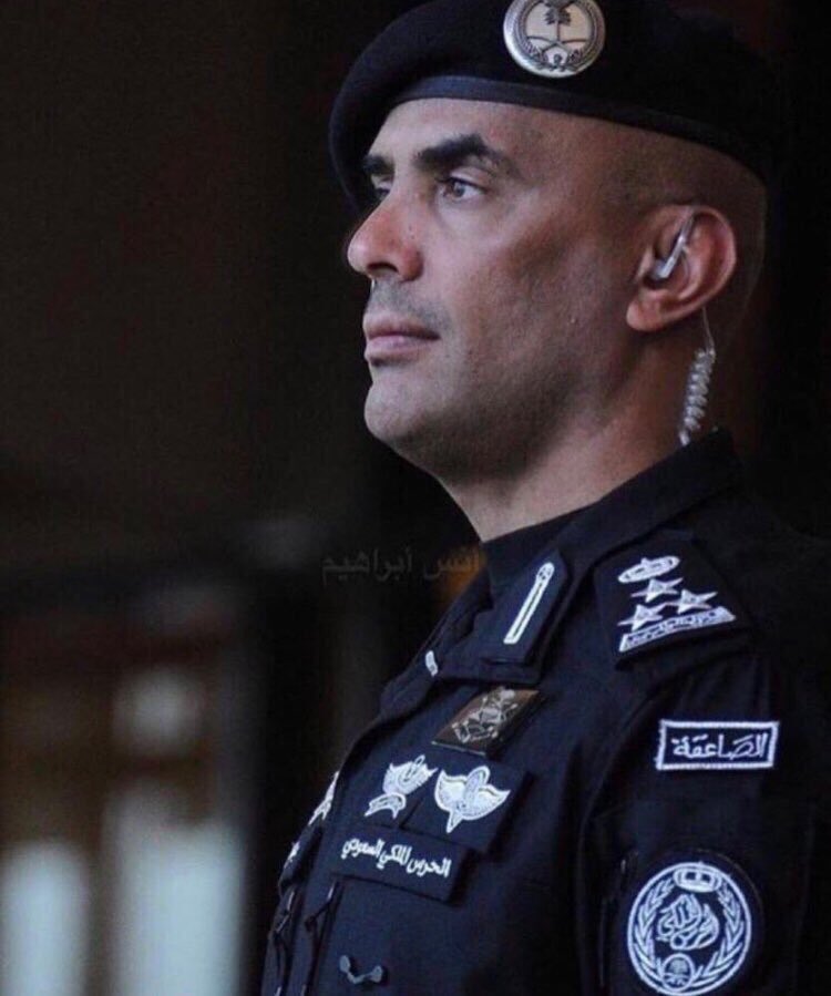 #حارس_الملك #عبدالعزيز_الفغم 
وش هالصباح اللي ماغرّد به الطير ؟
يفزع وطن ويفزّ من حلو نومه 

مانعترض يالله بحكم المقادير
مادام  ماللآدمي ..  غير يومه 

هذا ماهو فقيد علوى ولامطير 
هذا فقيد الدار  .. شعب وحكومه