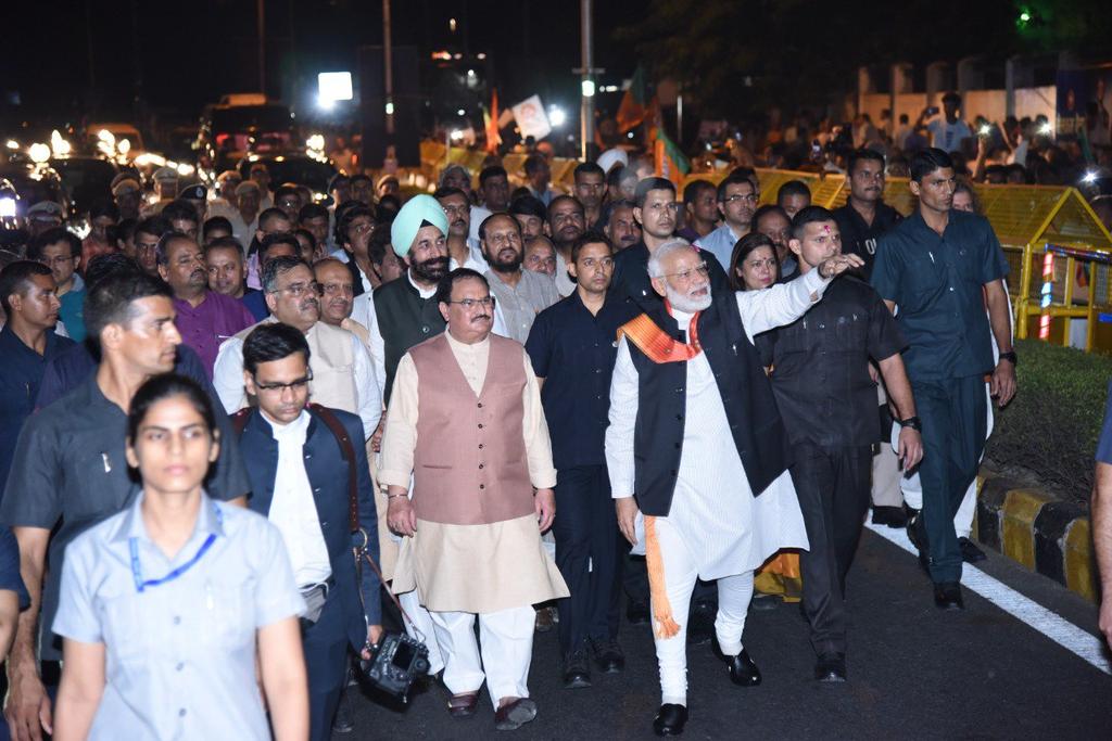 GkMarwal's tweet image. देख लो चमचों...
शेर जनता के बिच खुलेआम रोड शो कर
रहा हैं.. कोई सुरक्षा नहीं, कोई भय नहीं..
इसको कहते हैं..जनता का प्रधानमंत्री..
#वंदे_मातरम 

#ModiCreatesHistory 
#Modi 
@Vijay_Gautamm 
@Payal_Rohatgi 
@anubhavK7 
@rishibagree