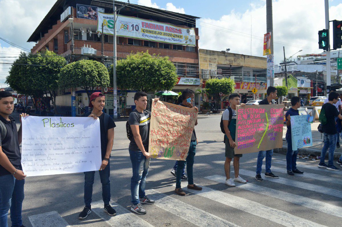 El 27S los estudiantes del colegio El castillo y la UIS, participaron en la Marcha mundial por el clima. En este plantón realizado en el parque infantil manifestaron su inconformismo respecto a esta problemática mundial. Gracias a todos por ser parte de esto🌎 #FridaysForFuture
