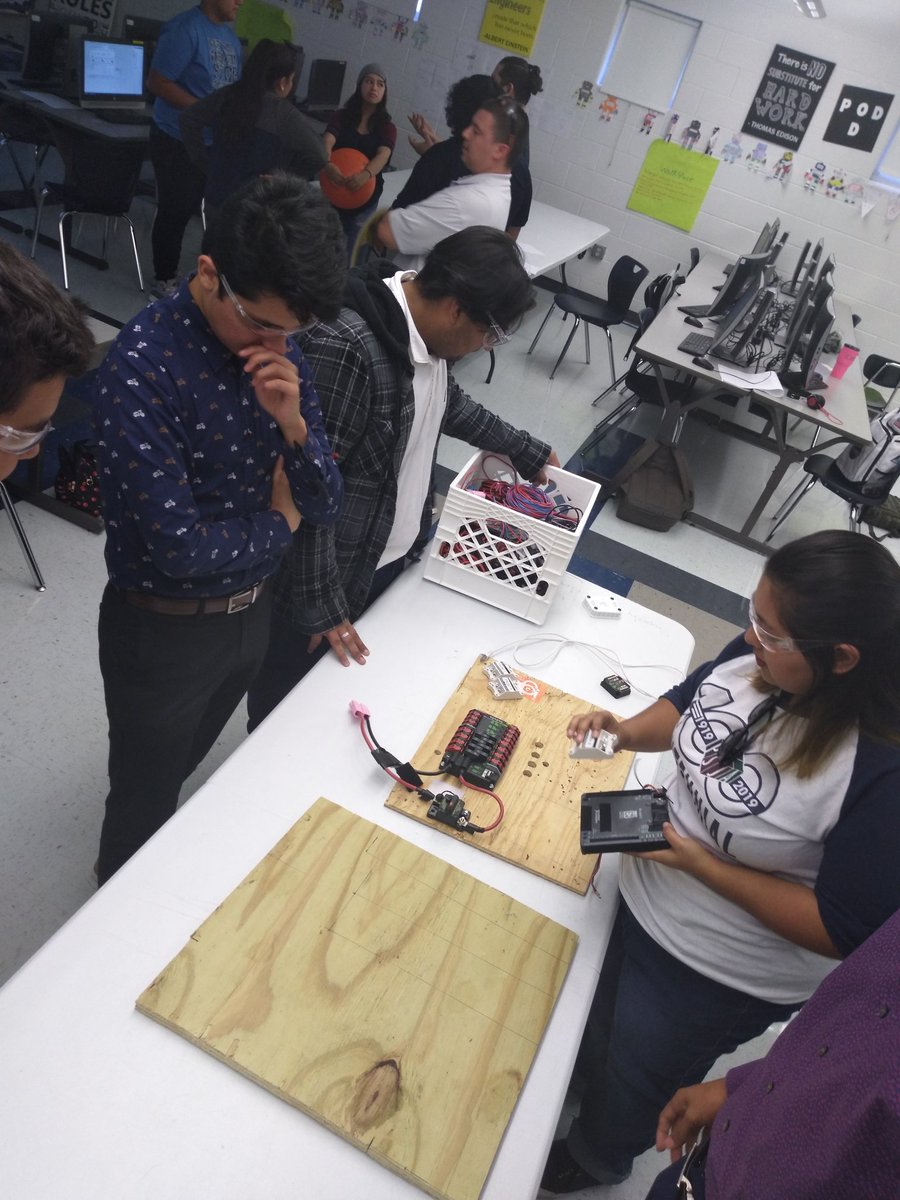 psjaSWrobotics's tweet photo. #FRC6830 Reconstructing and modifying last year's robot with new recruits.#PSJARobotics #robotics #infiniterecharge #FIRSTRGV @PSJAISD @FIRSTRGV @PSJA_SnapGirl https://t.co/MEQP4246OV