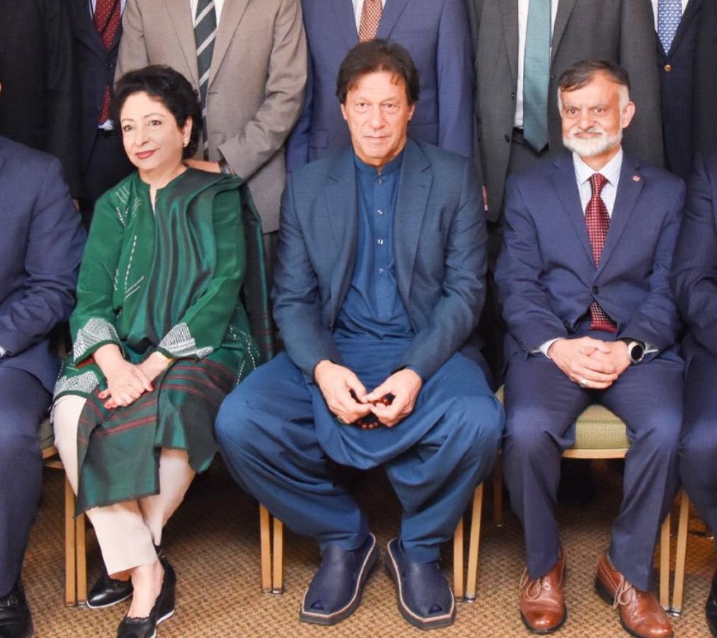 rajfortyseven's tweet photo. #Pakistan #UNGA
Group photo indicates perverted body language of @ImranKhanPTI
@LodhiMaleeha's tilt of body is proportional to IK's extension of right leg out of his kurta.
Notice Ottoman Marbled Faturan #misbaha in his hands.
हाथ में मिस्बाह और दिमाग में भूसा https://t.co/qJeFblMEfQ