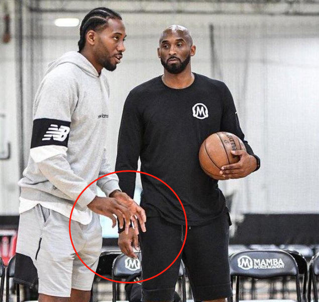 Kobe和Kawhi合照被曝！手掌差距讓曼巴尷尬，禪師直言這點是與喬神的最大差別！-黑特籃球-NBA新聞影音圖片分享社區