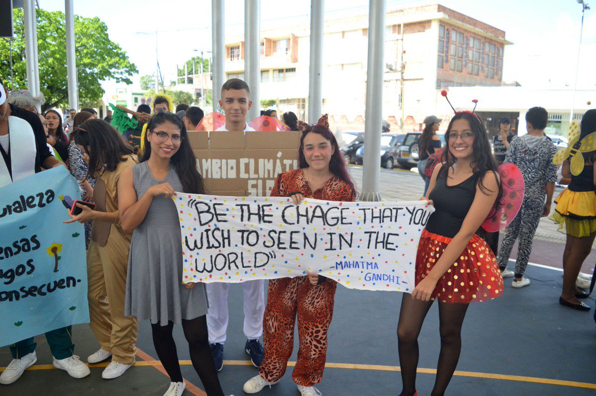 More photos of the march of the students of the castillo school and UIS in the sit-in carried out yesterday.
Students demanding a change in the world! 🌎 #HuelgaMundialPorElClima #FridaysForFuture #ClimateStrike #ClimateActionSummit #EmergenciaClimatica