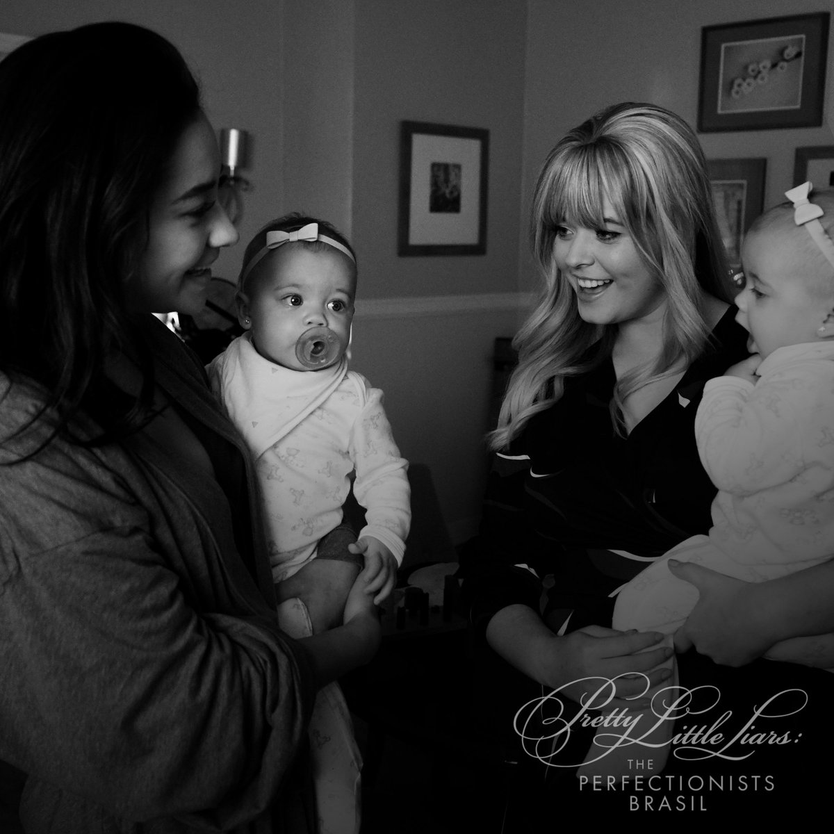 PLLTPBR's tweet image. Marlene King declarou que o divórcio de Emison foi apenas um "obstáculo a ser superado" e que elas sempre serão endgame: "Elas estão vivendo felizes para sempre com Grace e Lily, em Rosewood". #PLLThePerfectionists