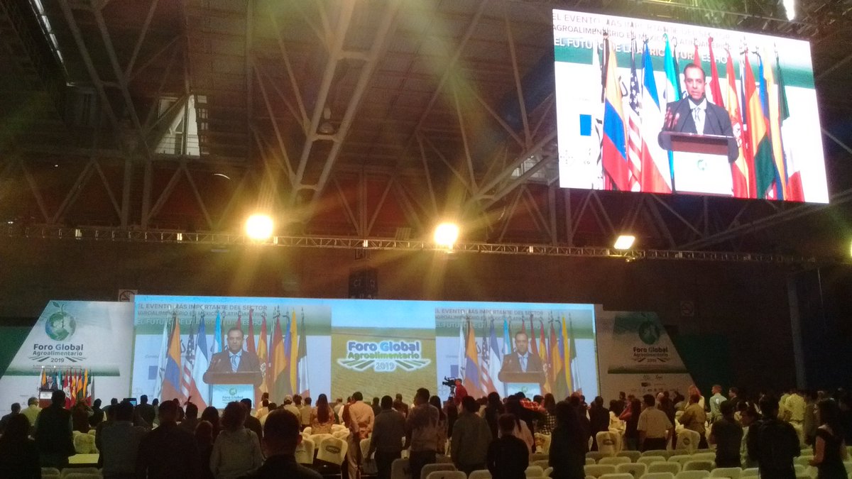 engtoextension's tweet photo. Clausura del #FGA en el poliforum de León, Gto. por parte del #SecretriodeSDAyR #pepegmichel @ACCIMMYT @MasAgroGto @SDAyR @pepegmichel https://t.co/i3hDwvPzlq