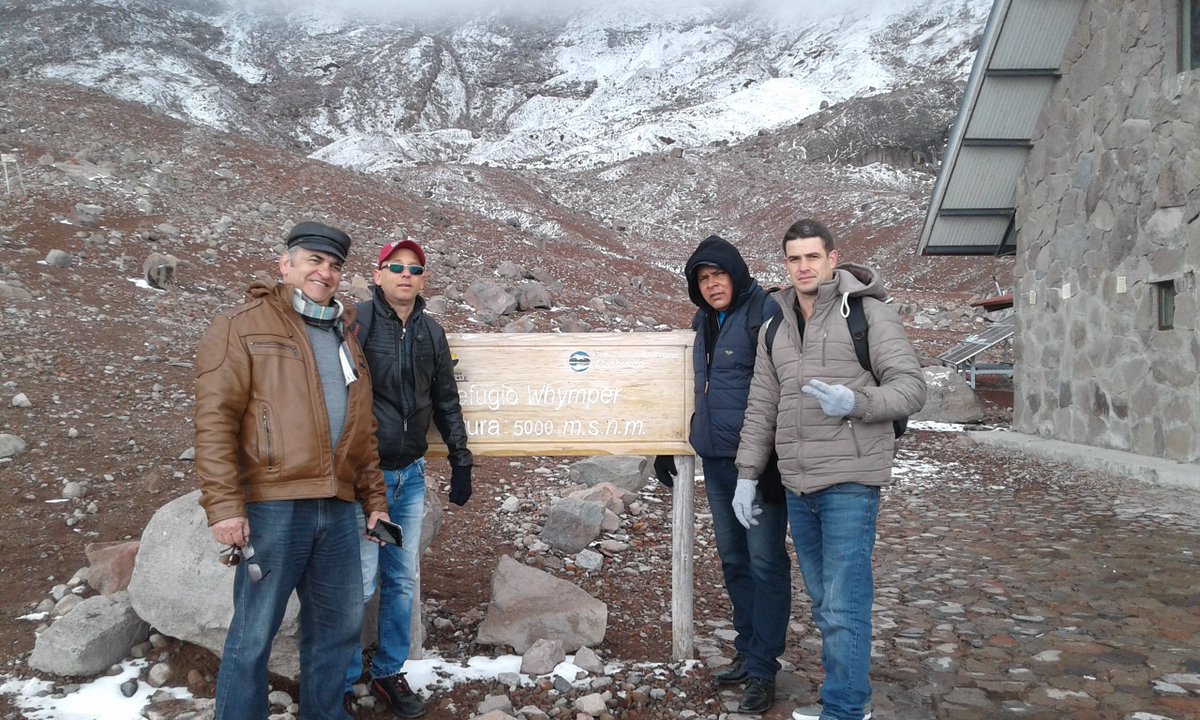 CubacooperaEcBA's tweet photo. #Aniversario59CDR #Cuba @embacuba_ecuad @CubacooperaEc @CubacooperaCu Integrantes de la BMC Ambato-Baños en Ecuador, de excursión al volcán Chimborazo en saludo al aniversario 59 de los CDR, que nunca nos falte la alegría y ese espiritud indomable que tenemos los cubanos. https://t.co/R7cagJzaND