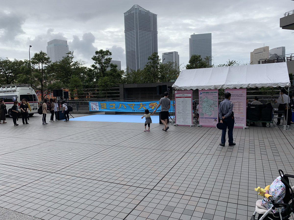 なで肩 本日はなで肩はヨコハマ大学まつりです みなとみらいのクイーンズスクエアのクイーンズパークにて10 50から お近くいるよて方はぜひお立ち寄りくださいね サブウェイとかケンタとかマックとかの正面ですえ