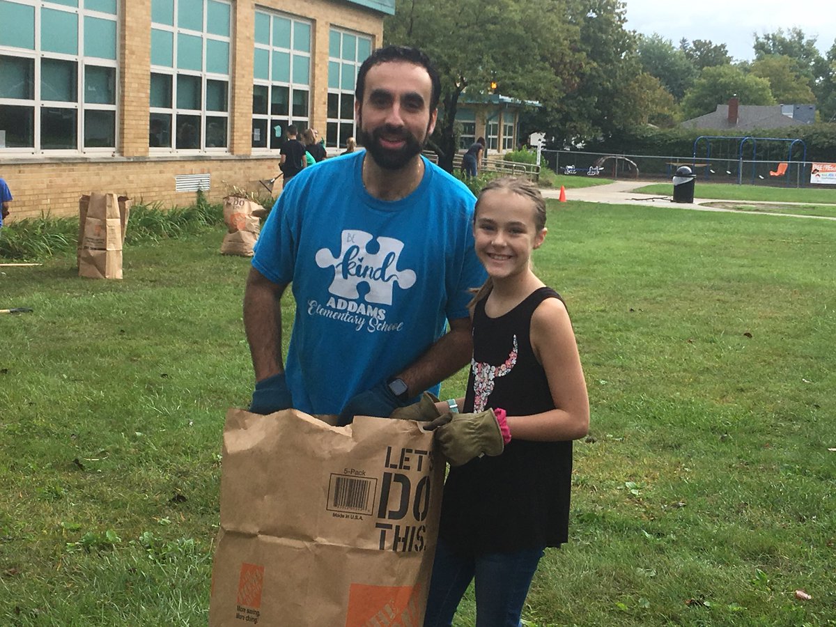 Filipsclass's tweet photo. A BIG Thank You to all of the Addams Families and ROMS volunteers for helping to BEAUTIFY our School. @McMillansClass @Jyouanes_ADDAMS #The Great Addams Clean Up!! #AddamsLearners 👏 https://t.co/h7aTq210zE