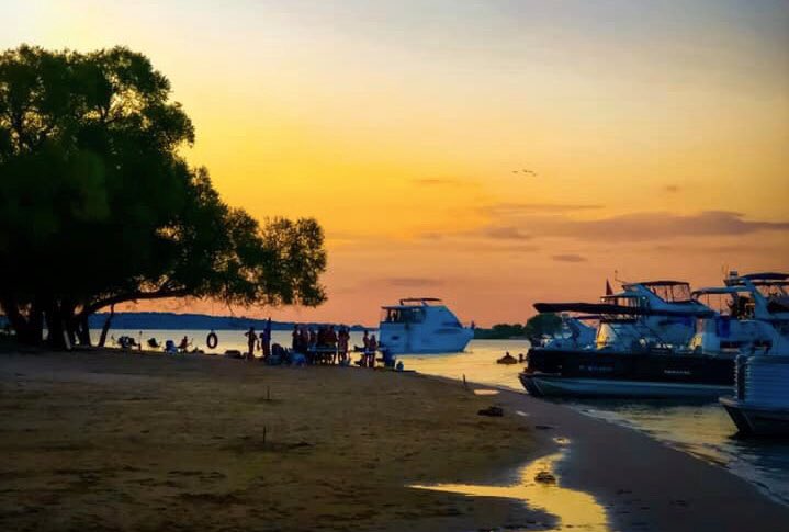 Thanks to our friend Leandra Crum for sharing her amazing picture with us. If you have a lake photo you’d like to share, tag us or drop us a DM! #LakeTexoma #LakeLife #Sunset