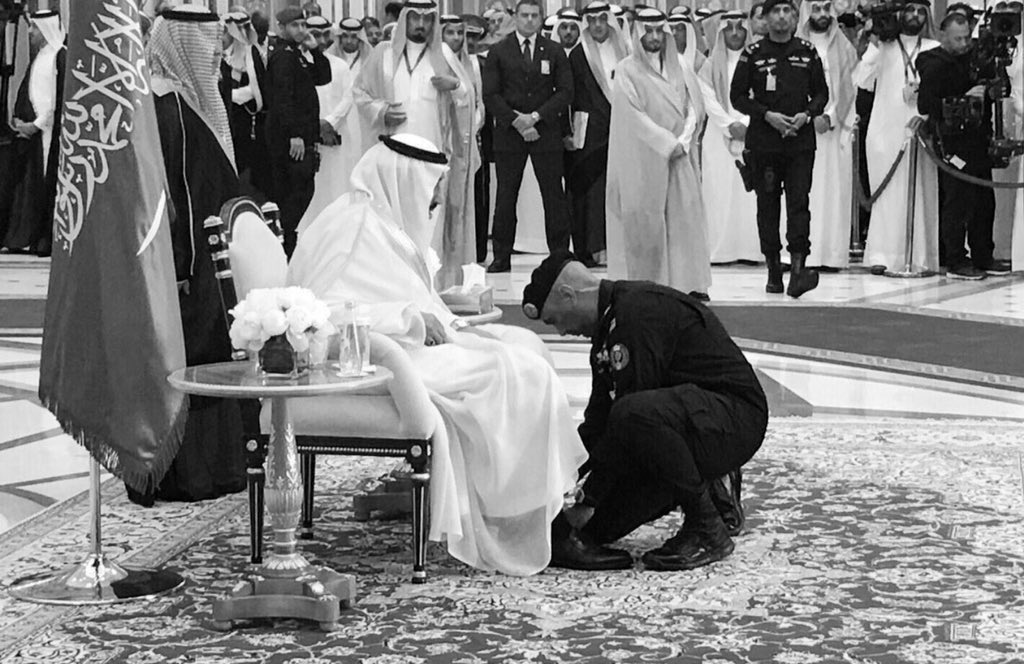 #عبدالعزيز_الفغم 
٢٩ سبتمبر ٢٠١٩ | ليلة حزينة للوطن
جاوَر الملوك ورحَل إلى جِوار ملك الملوك سبحانه ..