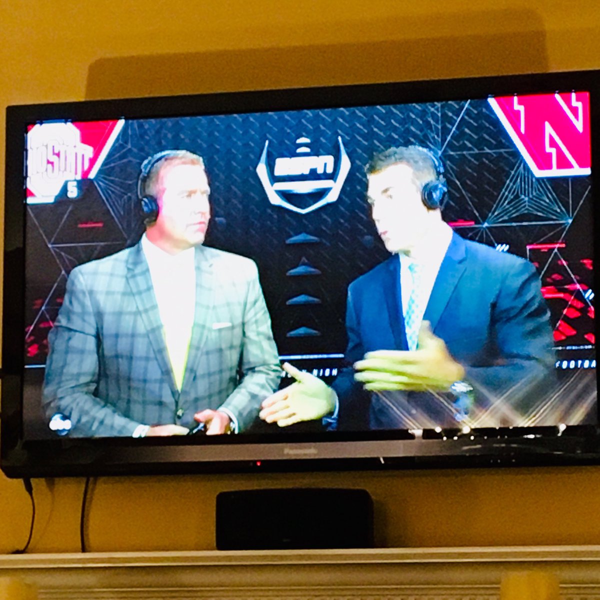 richard_troxell's tweet photo. Hulk Hands breaking down the Ohio State - Nebraska game #OhioState #hulkhands https://t.co/lkRHn6tu6A