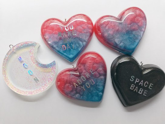 simplespringsGO's tweet photo. [PLS RT | 🇺🇸USA GO] Resin Charms by @17incarrotland
✧ Customizable words and colors~
✧ Charm/pin options
✧ Price: $2 - $5 
✧ Deadline: October 7 
✧ Form: https://t.co/d7u8otyRdS https://t.co/j8tZHvEa9P