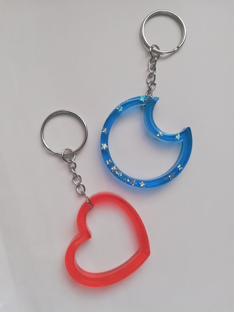 simplespringsGO's tweet photo. [PLS RT | 🇺🇸USA GO] Resin Charms by @17incarrotland
✧ Customizable words and colors~
✧ Charm/pin options
✧ Price: $2 - $5 
✧ Deadline: October 7 
✧ Form: https://t.co/d7u8otyRdS https://t.co/j8tZHvEa9P