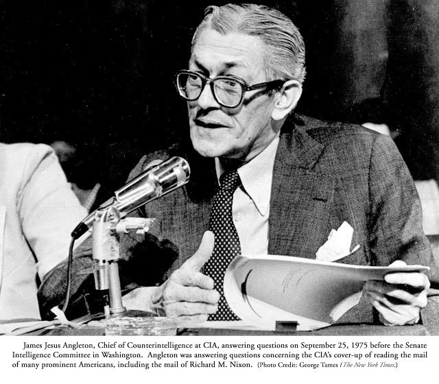 Let's review.Bradlee's sister-in-law has been murdered, a year after her lover JFK's (even then suspicious) murder in Dallas....and 3 weeks after the Warren Report is released."Journalist" Ben Bradlee find a top  @CIA person–James Jesus Angleton–BREAKING INTO HER HOUSE.