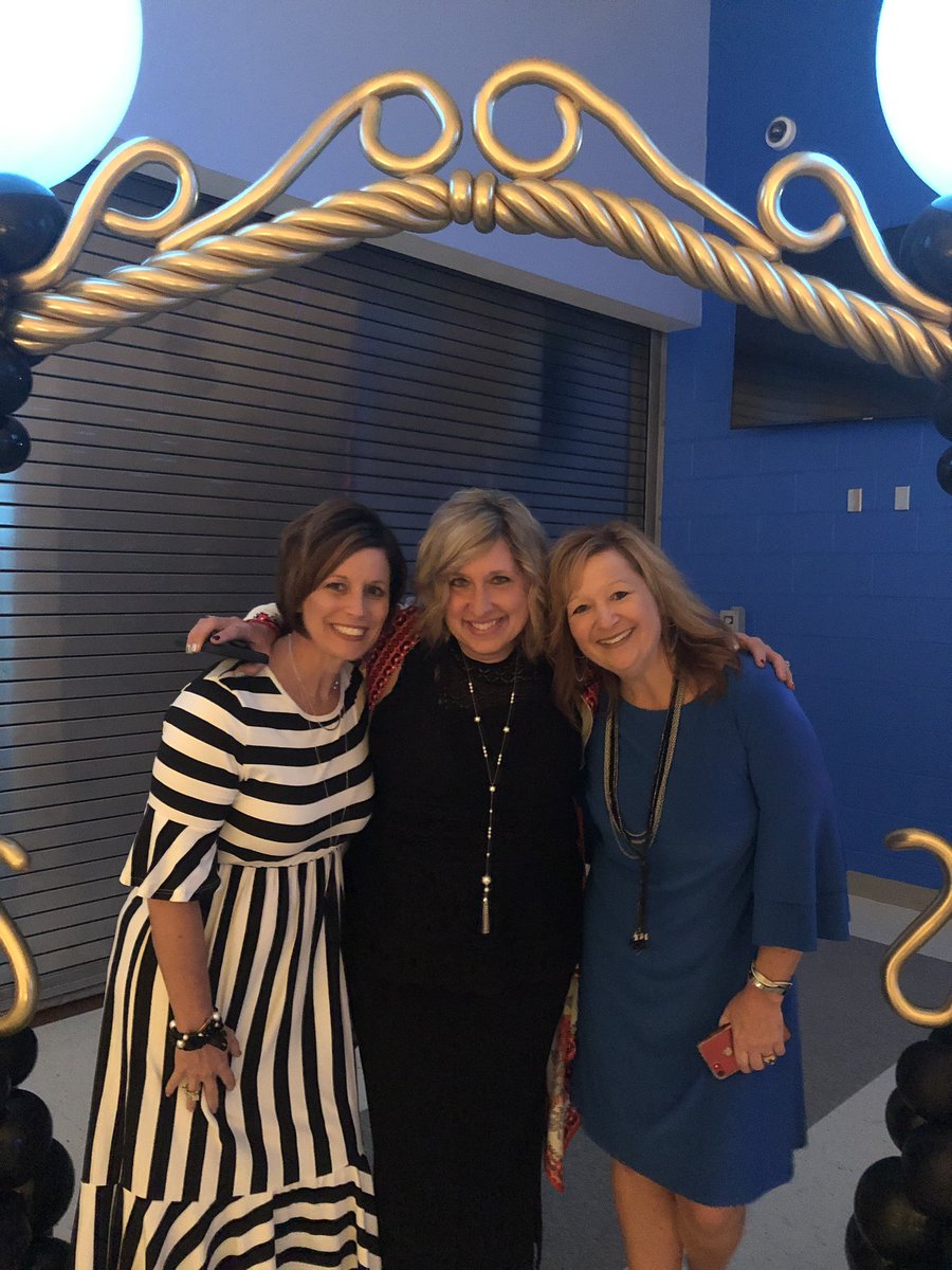 leemunoz1313's tweet photo. Thank you @knochtricia &amp; @LauraMetzger7 for putting together another amazing Homecoming Dance!  You two are the best! #greatatlake ⚡️💙⚡️ https://t.co/AGGztObzJu