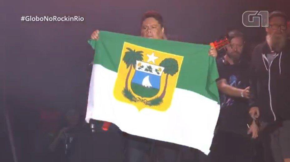 dannysthilld's tweet photo. Jack Black fez um show super animado e incrível😍
#RockinRio2019 #RockinRio 
#TenaciousDNoMultishow #RockInRioNoMultishow

#SabadoDetremuraSDV #sabadou https://t.co/925NDhlQ5Q
