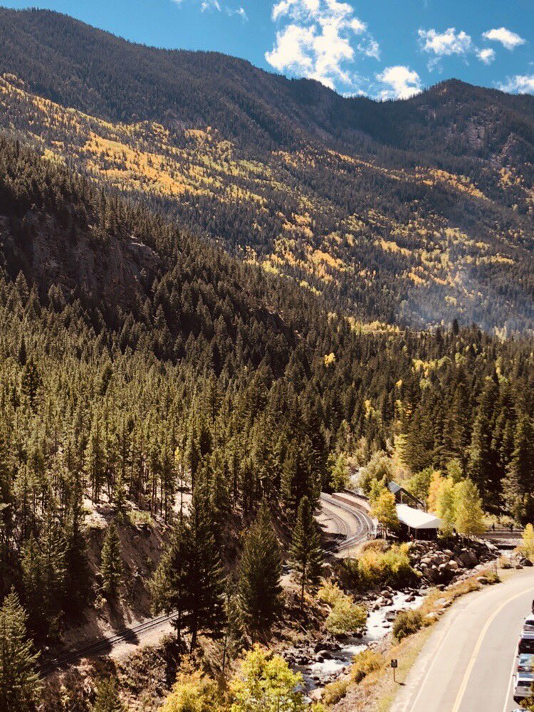 JessJ1127's tweet photo. Colorado Aspen showing off 🍂🍁(pic taken from high atop the Devil’s Gate Bridge) #georgetownloop #trainride #beautifulfallday #cowx @MattMakens @ChrisCBS4 @theWXwoman https://t.co/f4xLgo0lhK