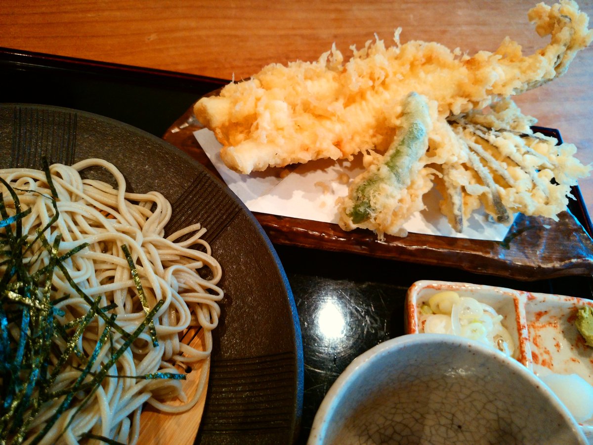 からしうどん 大むら あなご天ざる蕎麦 お蕎麦は 群馬県渋川市の赤城深山ファーム産のそば 毎朝石臼で挽きたてのそば粉で打つ二八蕎麦です 武蔵境 からしうどん 大むら 蕎麦 うどん ランチ 天ざる 天ぷら あなご 穴子