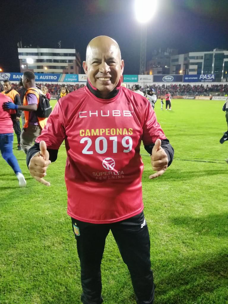 DCuencaOficial's tweet photo. El Doctor Vicente Brito marca un hito histórico en la vida del #DCuenca logró los títulos Campeón Nacional con los equipos 2004 (masculino y 2019 femenino). #VamosCuenca https://t.co/wlnCyd40Bc
