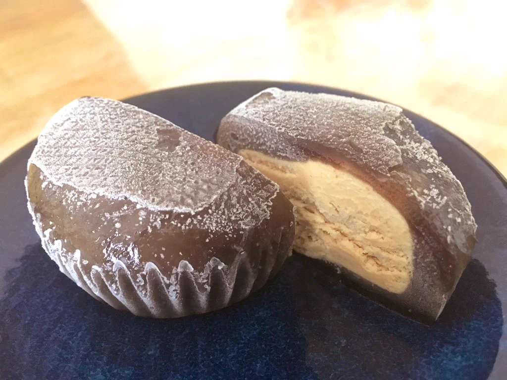 セブンイレブンにある「大きなタピオカみたいな大福」を冷凍庫で一晩冷やすとあのアイス風に！