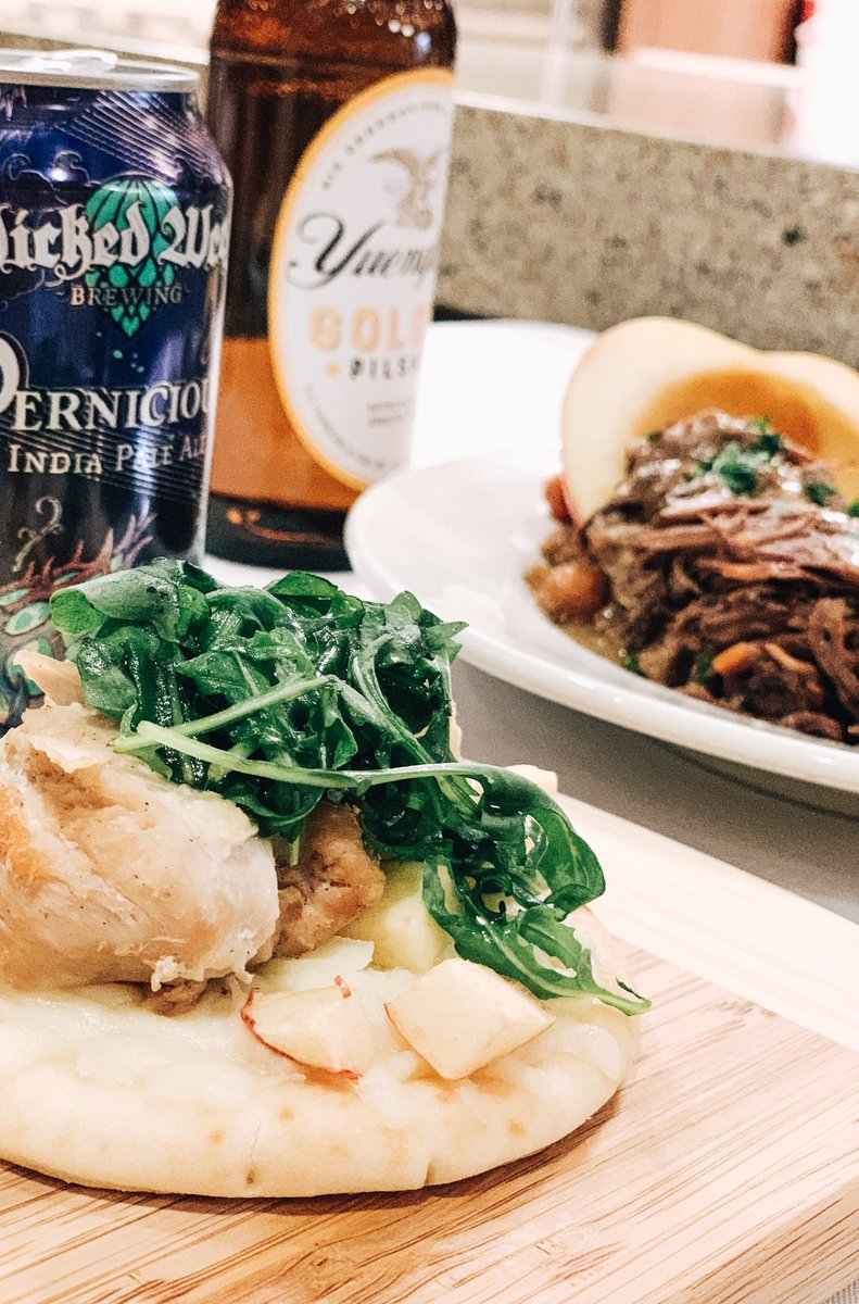 dawnchats's tweet photo. Chicken and apple flatbread! 😋 The mozz cheese was the perfect add on. Simple and perfect! Second course for tonight’s @EnvyApples dinner at @Publix Aprons cooking school in Winter Park! #BiteAndBelieve #CookingwithEnvy #ad https://t.co/s6bxM6uxcq