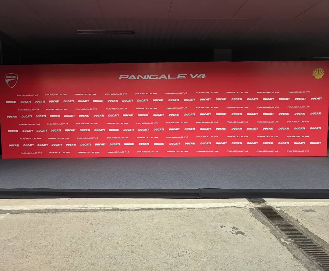 Ducati_India's tweet photo. Today's the day we #OutrideAnything! Stay tuned for the Shell Ducati Riders Day, featuring a special guest from 🇮🇹
Powered by @Shell_India
#ShellDucatiRidersDay #BackOnTheTrack #forzaducati #DucatiIndia #Ducati #TrackDay #RoadAcademy https://t.co/uLZ9EHBqcZ