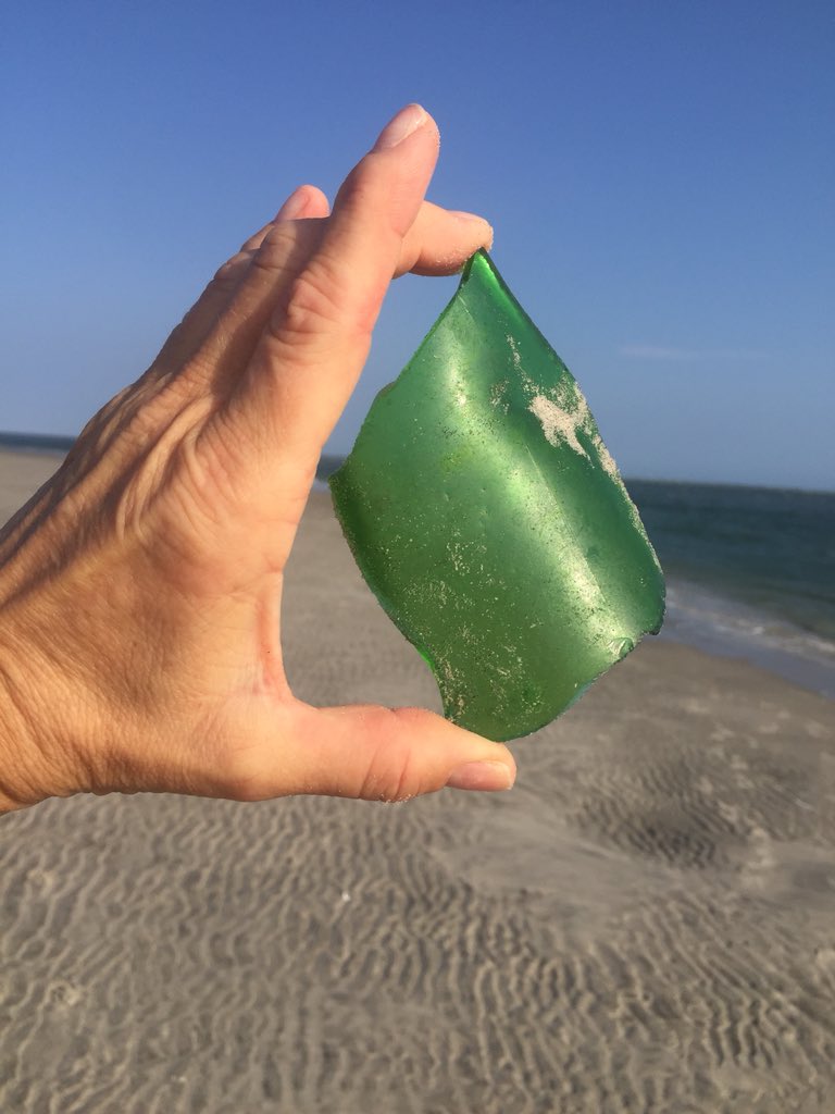 JoMarieHD's tweet photo. ...found a bit of <shouts> SEAGLASS!! 💚 #sizematters #slowstrollin #beachcombin #middleaged #hobby’n https://t.co/XbTE4psB6c