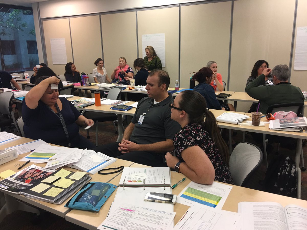 ccsd_eod's tweet image. Becoming a teacher takes serious dedication, but that doesn’t mean our ALTA preservice teaching candidates can’t have fun. 😏 #begreatertogether #TLaC #gradualreleasemodel #purposefulplanning #headbandsreview #pedagogy4