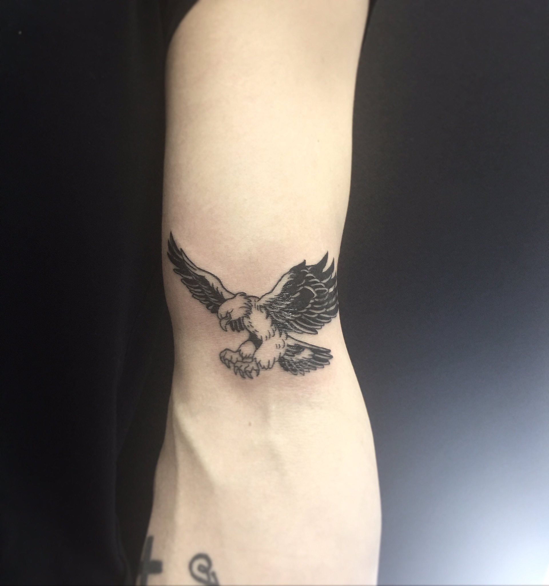 ট ইট র 新宿タトゥー Fox Gate Tattoo 腕 イーグルカバーアップタトゥー 9月29日 本日も営業中 和彫りからワンポイント トライバル B Gまでオールジャンル対応のタトゥースタジオ 東京新宿fox Gate Tattoo 新宿駅徒歩7分 個室ブース完備
