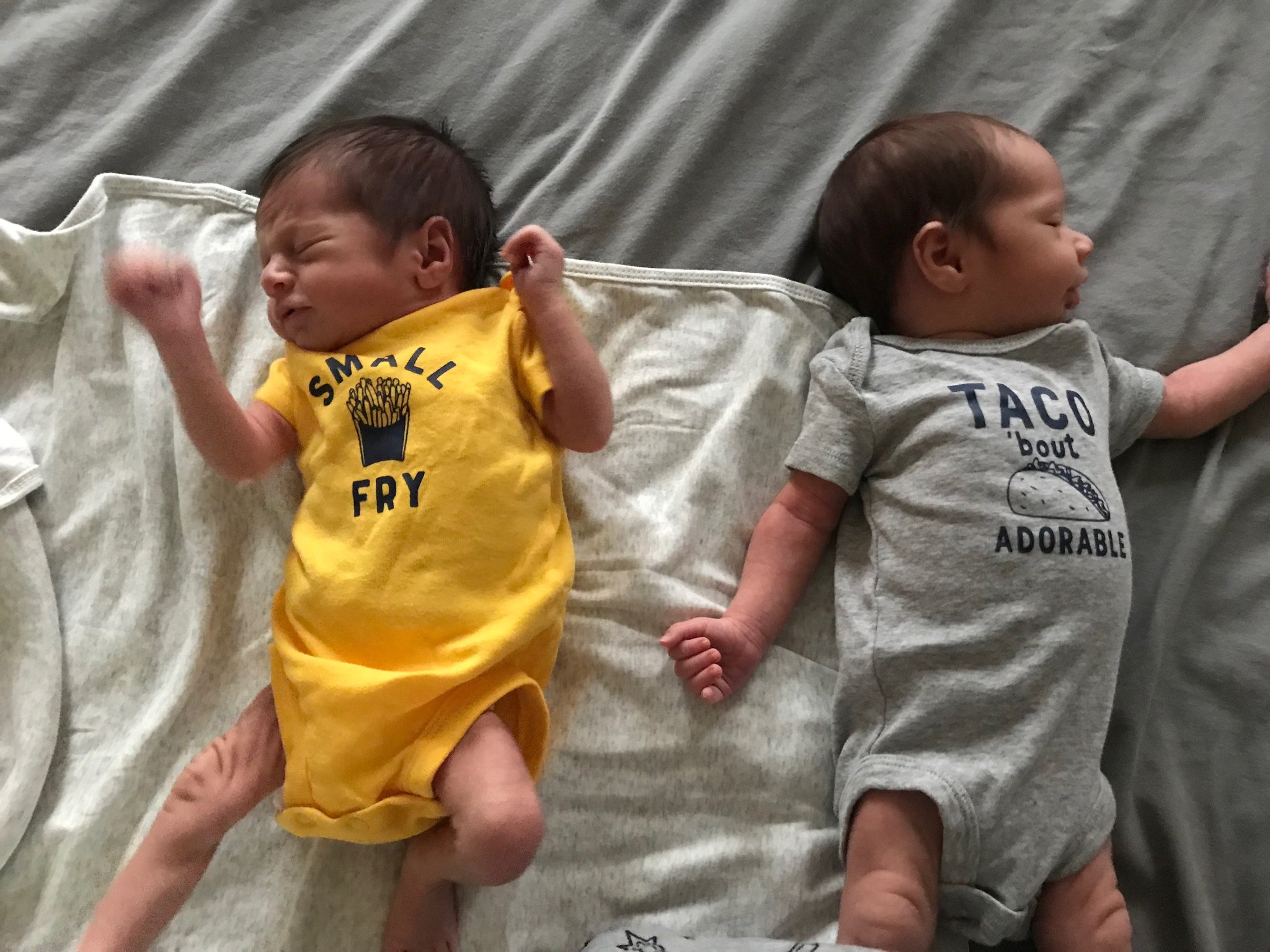 Monnyc On Twitter 妊娠後期は寝返りうつのもつらくって 検診のたびに もう産ませて とお願いしてましたw 38週で出産 兄2300グラム 弟2800グラム 二人とも小さくて触ったら壊れそうで 抱っこするのもドキドキ 特に兄は心配になるほどショボたんでした