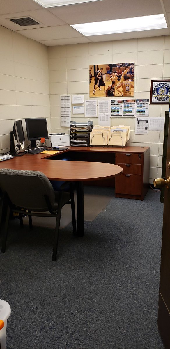 BuddleJennifer's tweet photo. Final look before I shut the door tonight. It's been an amazing 12 years and although I won't be in this office anymore I will always be a Hardrocker in my ❤. My next chapter begins Monday morning and I embrace it with open arms. https://t.co/o2sddpJXYz