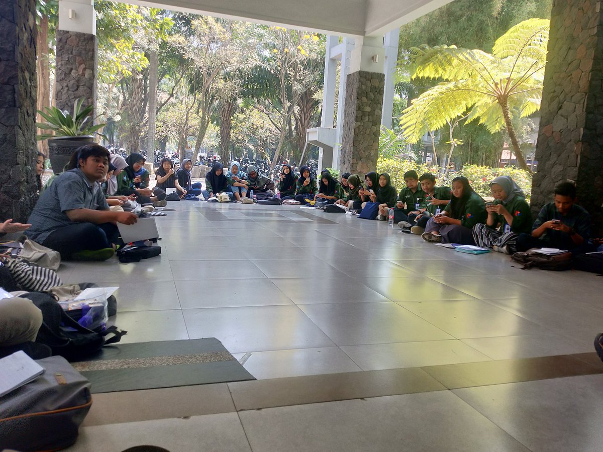 Jalan jalan ke kota Brebes
Jangan lupa membeli telur asin
Ciee Aeels minggu pagi sudah rabes
Jangan lupa Gengs kalo besok udah senin 😱🥳