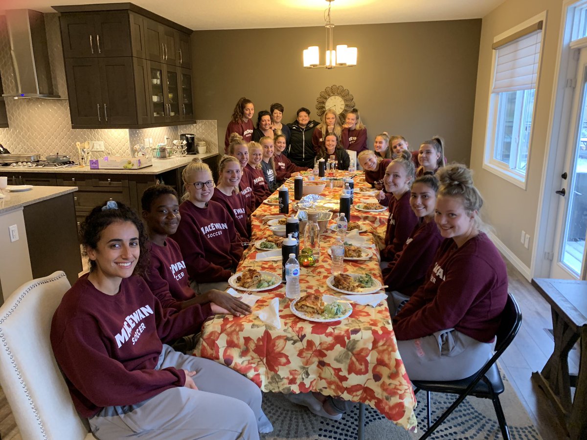 Griffins_WSOC's tweet photo. W⚽️| Big thank you to @digiacomo_17 and her wonderful family for hosting a team dinner for the griffs tonight in Calgary. #Grifffamily 🍝🤗 https://t.co/leQ9ywvJCl