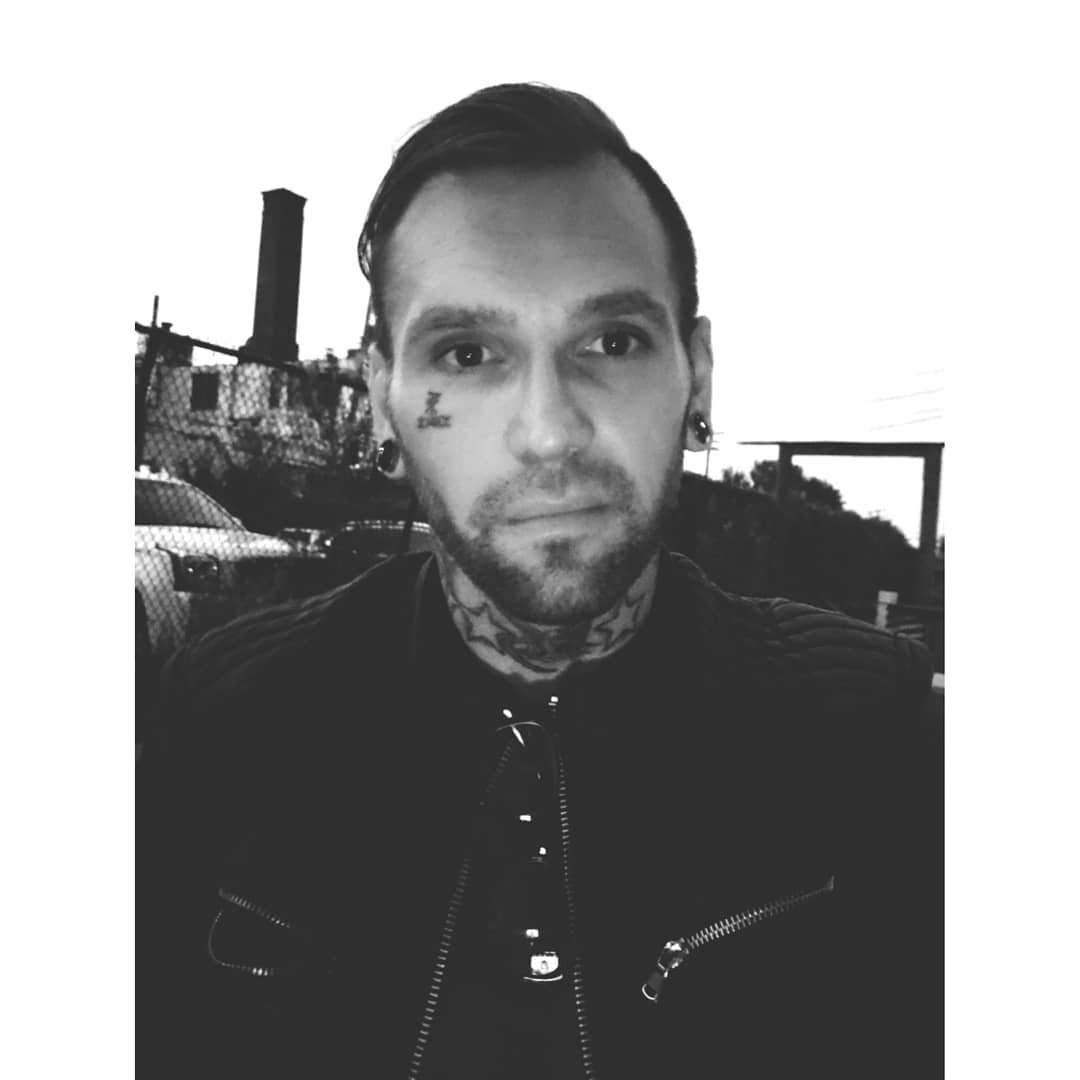 dan__brummitt's tweet photo. #danielbrummitt #disruptivefineart #sequencertour #dadson #selfies  #tangentgallery #detroit #michigan 
#dadswithtattoos #rooftop #music #campfire #outdoor #artgallery #inkedmen #pose #guyswithink #follow #seo #fall… https://t.co/scEUdj5cAs https://t.co/jEryua3K4e