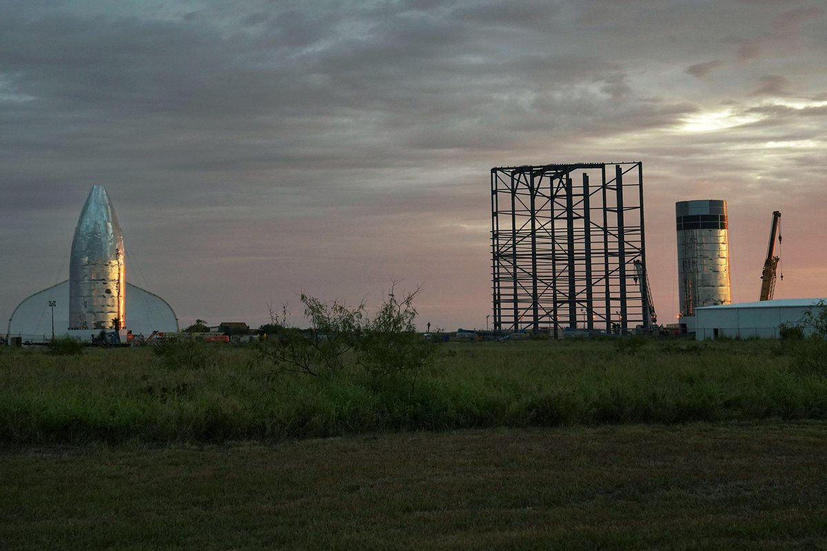 icetour2's tweet photo. Elon Musk Just Unveiled Starship, SpaceX's Human-Carrying Rocket – After years of speculation and hype, the SpaceX CEO finally explained how Starship will carry humans to the moon and ... https://t.co/JnYPkAPjiv https://t.co/sSaP6jxoYv