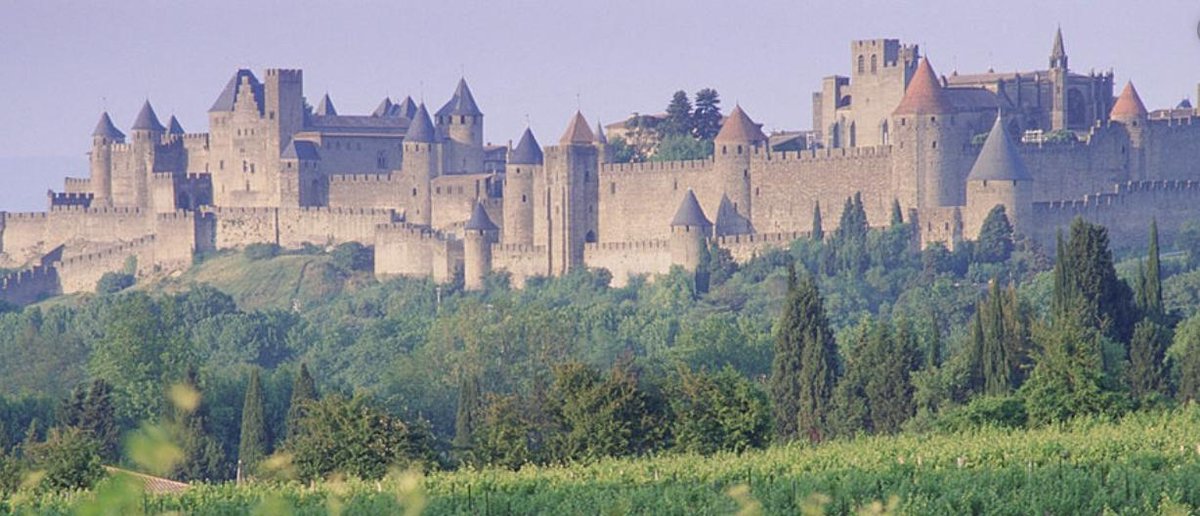 PaysagesdeFranc's tweet photo. #Carcassonne site #UNESCO = contre-exemple ? Le projet de règlement de publicité (#RLP) pourrait autoriser sur les trottoirs des panneaux lumineux et même numériques dans les lieux normalement interdits à toute publicité ! Cabinet d'études : Cadre & Cité. Demande de RDV au maire. https://t.co/8xQ43ZQxnQ