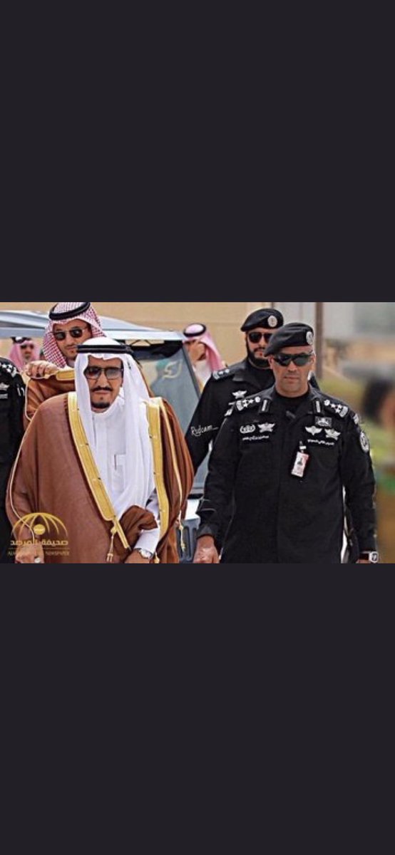 شيمة وطن

يموت رجل ومادرى عنه رجال
.          ويموت رجل ويفقده امن دوله
مأكل مذكور مع الخيل خيال
.           وعبدالعزيز اللي مسيّس خيوله
حارس ملك تشهد له عقول الأبطال
.                نظره وفطنه وانتباه ورجوله
مات البطل مغدور شامخ ومازال
.        شيمة وطن بسم الملوك محموله

أصيل