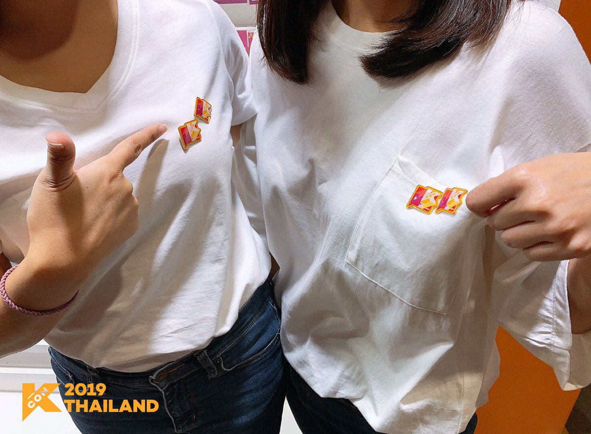 KCON_official's tweet photo. [#KCON2019THAILAND] SPECIAL BADGE ZONE #DAY2
 
1. Share your #MYKCON message by writing down what #KCON means to you
2. Paste/hang your card in the booth to receive a SPECIAL BADGE 
3. Upload proof picture in social media -> extra gift (popsocket) 

#KCON2019 #KCON19TH #LETSKCON https://t.co/zqmQe7jxsa