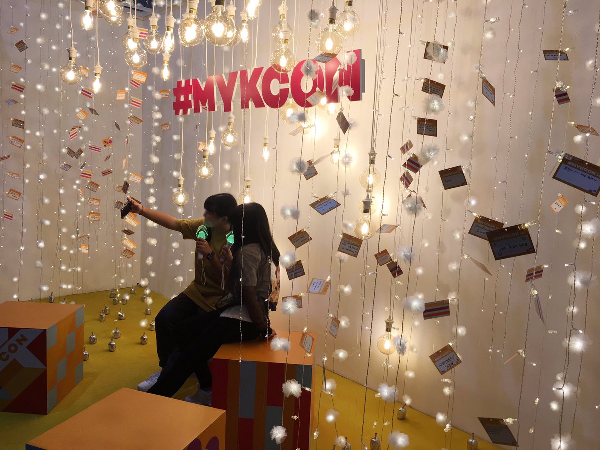 KCON_official's tweet photo. [#KCON2019THAILAND] SPECIAL BADGE ZONE #DAY2
 
1. Share your #MYKCON message by writing down what #KCON means to you
2. Paste/hang your card in the booth to receive a SPECIAL BADGE 
3. Upload proof picture in social media -> extra gift (popsocket) 

#KCON2019 #KCON19TH #LETSKCON https://t.co/zqmQe7jxsa