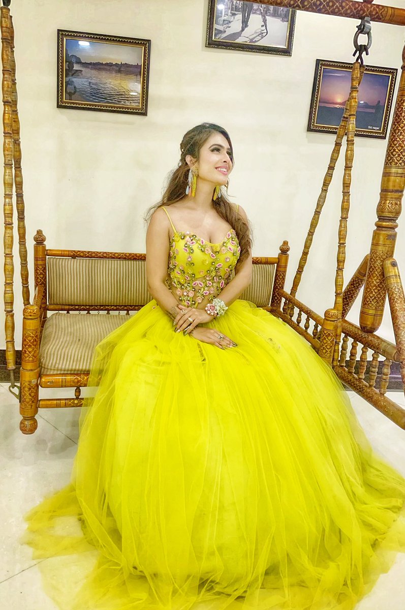 Nehhaamalik's tweet image. Dolled up to attend Grand Finale of Rajasthan’s Next Top Model Mr. &amp;amp; Miss Rajasthan in Udaipur...🌟
Gown @rsbyrippiisethi 
Accessories @houseofdoro 
Styled by @khushikarwa54 

#event #eventtime #udaipur #rajasthan #udaipurevent #nehamalik #sakhiyaangirl