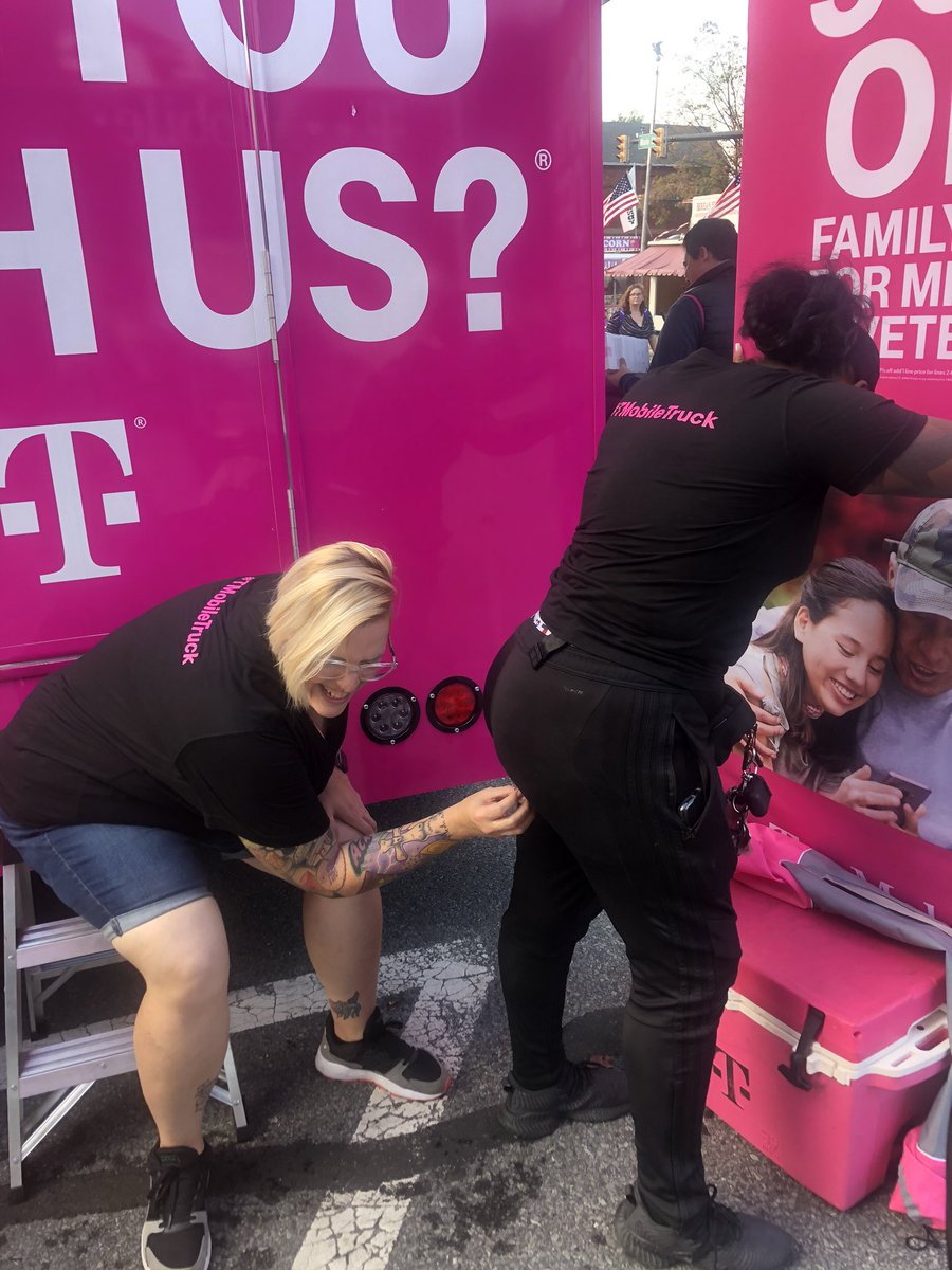 tiffthetechie's tweet photo. Today was a very interesting day but my girls who I will officially call PB&J are the true meaning of #TruckLife! If your co-worker hasn't iced your booty on the clock #ThrowThemAway! #IHaveAVideoToo ๐ซ๐๐๐๐คฃ#NERules #TMobileTruck https://t.co/eINA5jfNUn