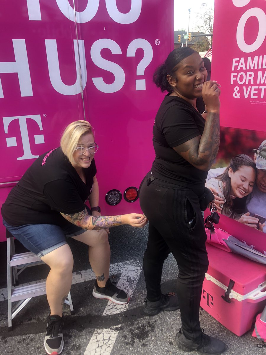 tiffthetechie's tweet photo. Today was a very interesting day but my girls who I will officially call PB&J are the true meaning of #TruckLife! If your co-worker hasn't iced your booty on the clock #ThrowThemAway! #IHaveAVideoToo ๐ซ๐๐๐๐คฃ#NERules #TMobileTruck https://t.co/eINA5jfNUn