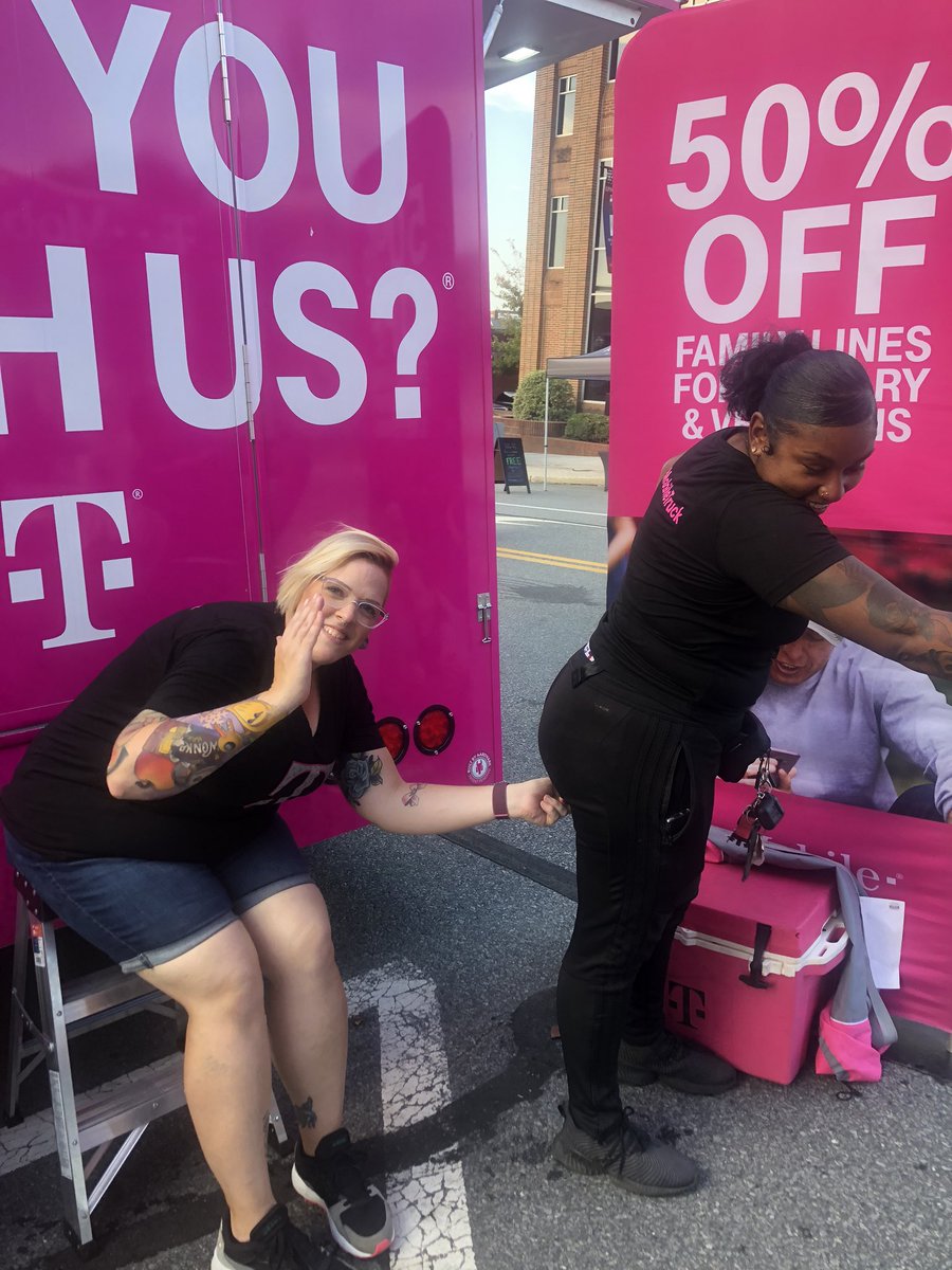tiffthetechie's tweet photo. Today was a very interesting day but my girls who I will officially call PB&J are the true meaning of #TruckLife! If your co-worker hasn't iced your booty on the clock #ThrowThemAway! #IHaveAVideoToo ๐ซ๐๐๐๐คฃ#NERules #TMobileTruck https://t.co/eINA5jfNUn