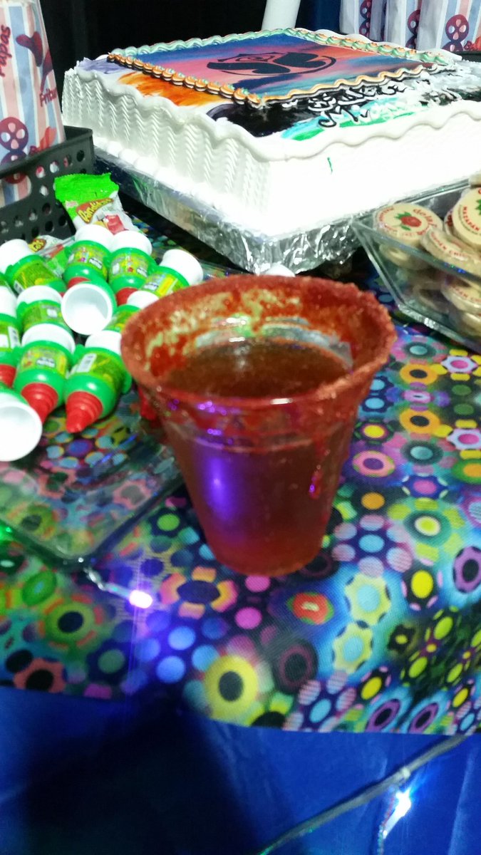 Kazy1Angel's tweet photo. A la salud del príncipe!! https://t.co/xmvLW1ckQq